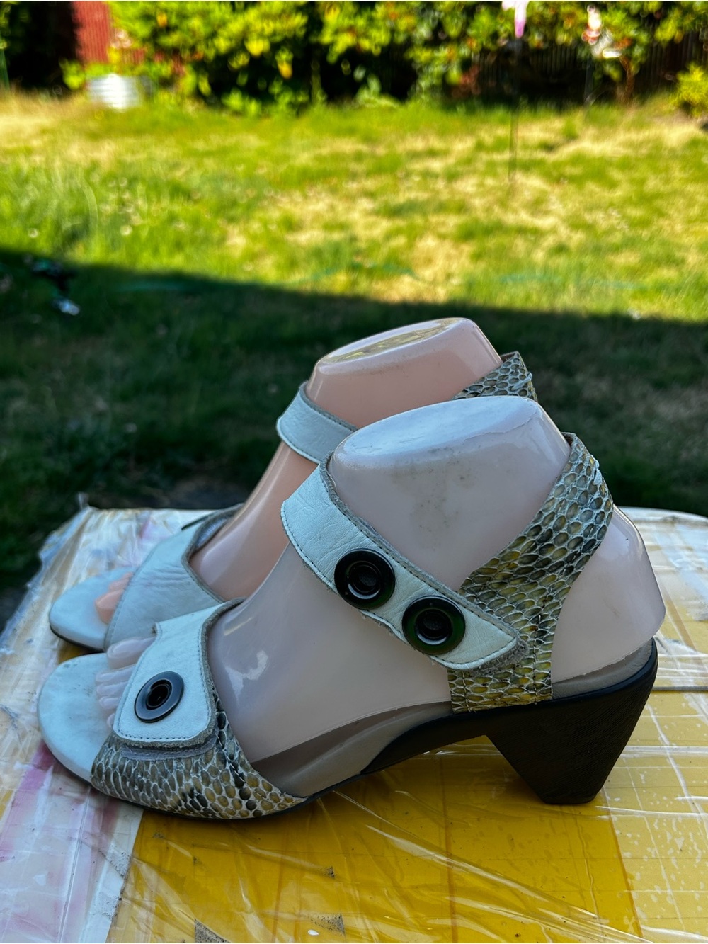 Ziera Women’s White Leather Snake-Print Mid Heel Sandals Size 8
